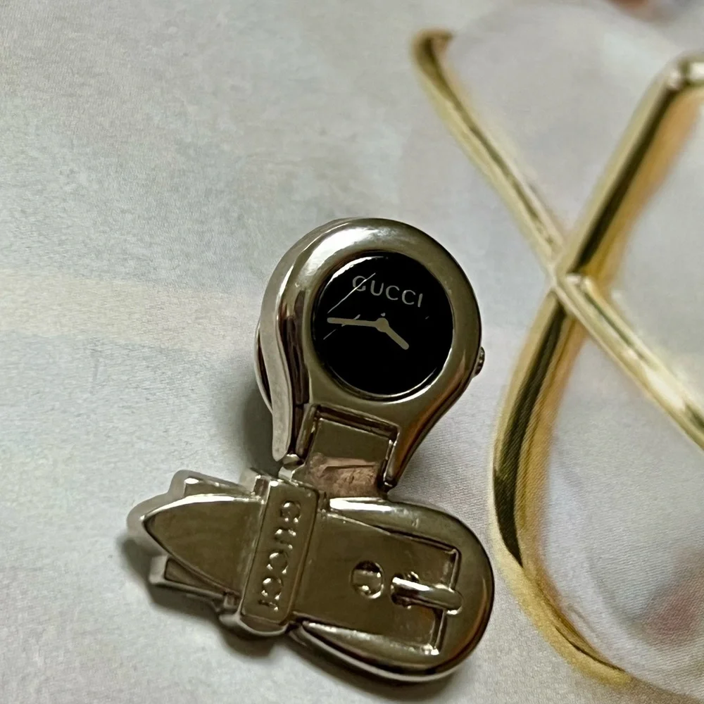 Gucci Silver pin or brooch with watch details. - Picture 7 of 10